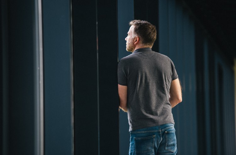 Burnout und Depression mann vor fenster