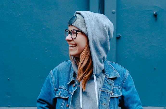 Essstörungen: wenn Essen das Leben bestimmt Artikel Essstörungen: Frau in blauen Klamotten vor einem blauen Hintergrund