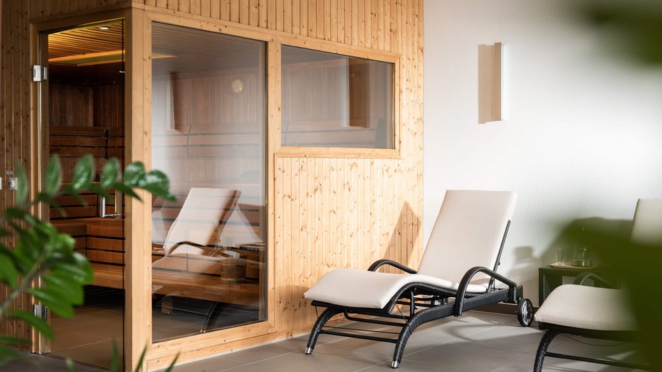 Sauna mit Liegestühlen