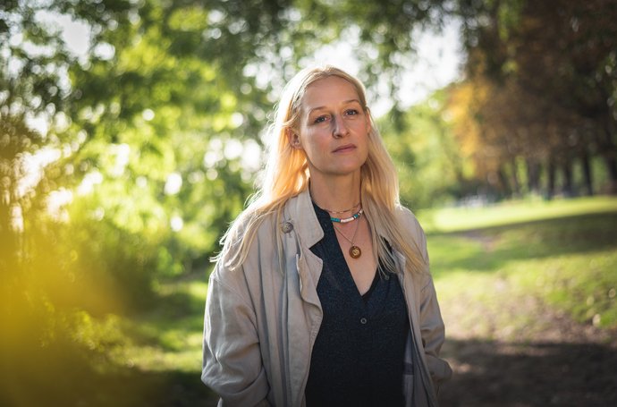 Worry Burnout – Was steckt dahinter? frau spaziert durch Park, besorgter Blick