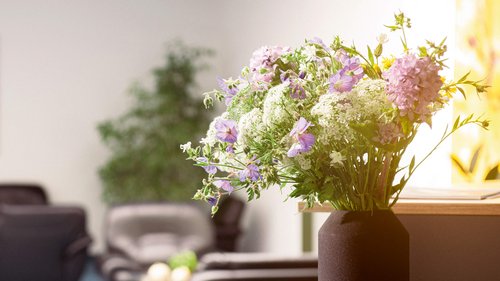 Oberberg Fachklinik Rhein-Jura, Veranstaltungen und Aktuelles Blumenvase auf einem Tisch