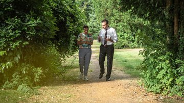Suchterkrankungen - Mann und Frau auf einem Feldweg
