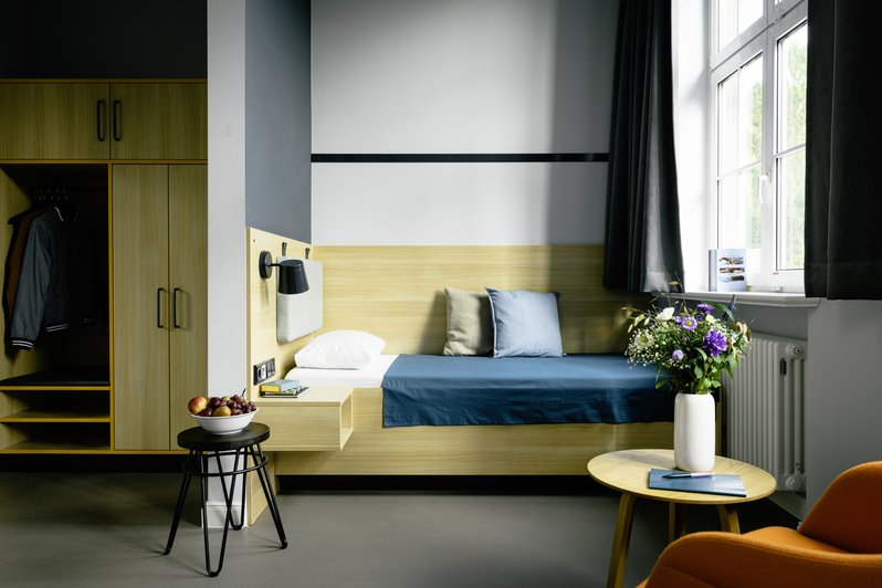 modern und stilistisch eingerichtetes Patientenzimmer in der Marzipanfabrik