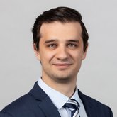 Portraitfoto Dr. Maxim Kuzin im dunkelblauen Anzug
