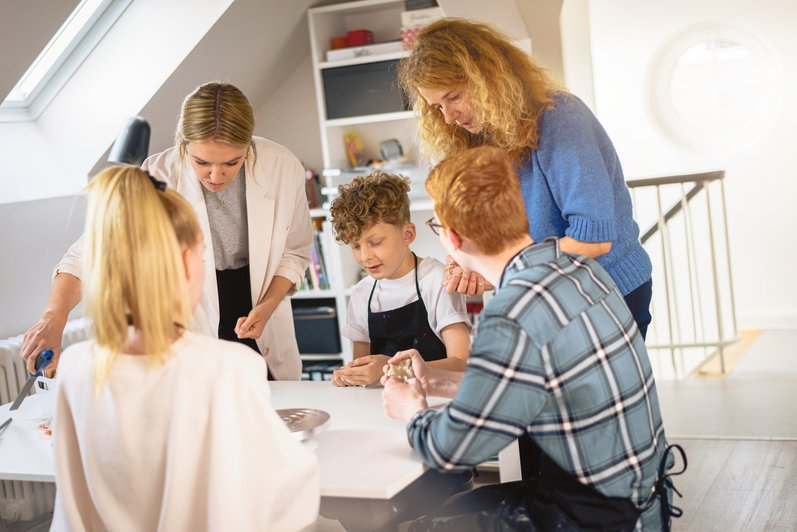 Patienten kneten unter Anleitung der Therapeutinnen im Rahmen der Kunsttherapie