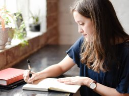 Achtsamkeit - Frau mit Stift und Papier