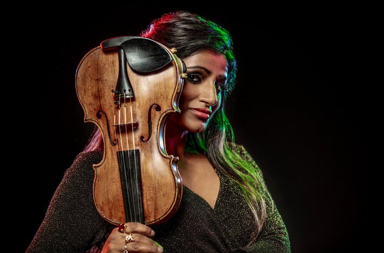 Ava Rebekah Rahman mit Geige in der Hand