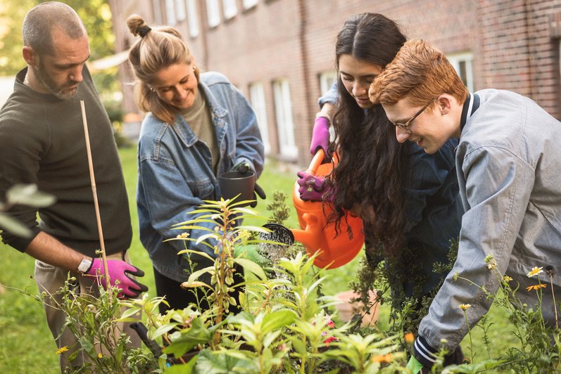 gemeinsames Gärtnern von Therapeut und Patienten