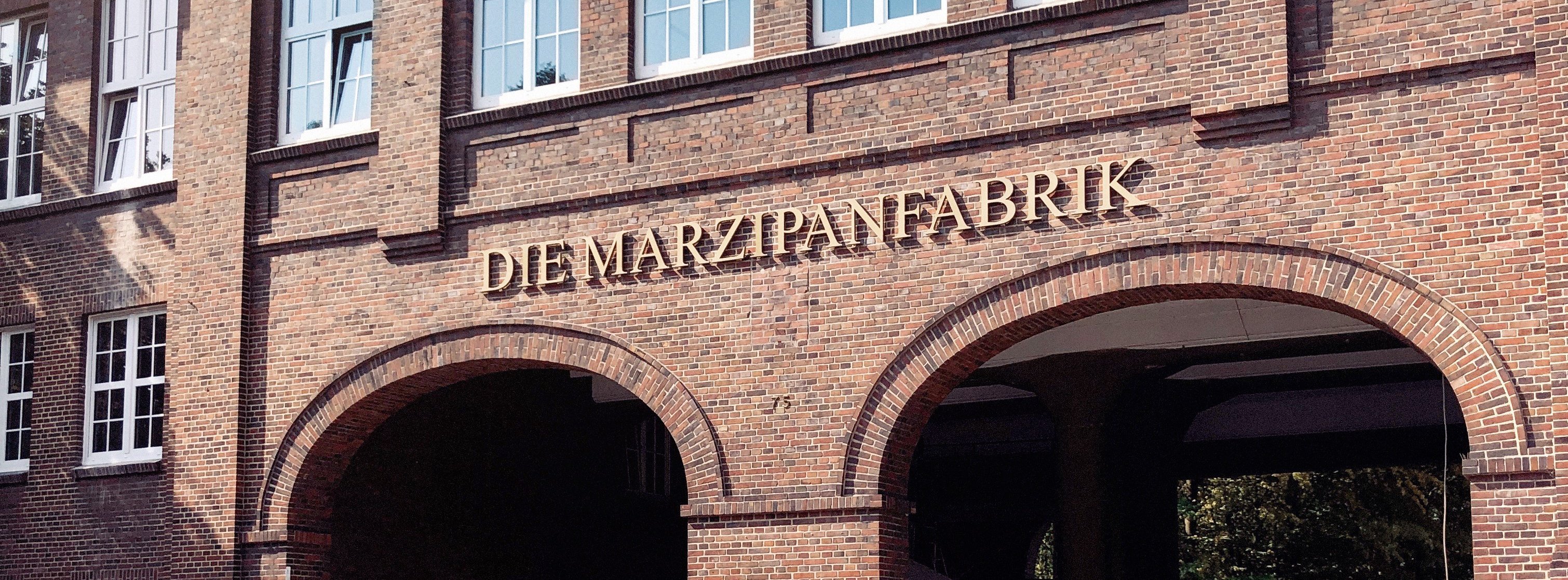 historische Backsteinfassade mit Schriftzug Marzipanfabrik