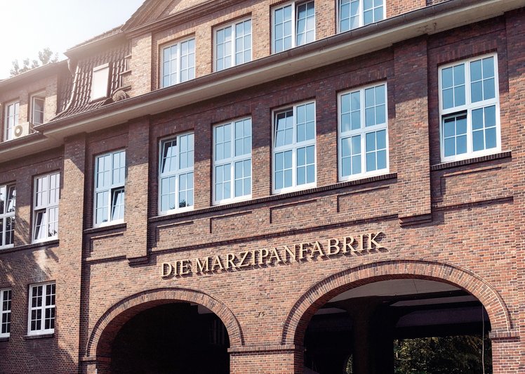 Außenfassade der Oberberg Fachklinik Marzipanfabrik historische Backsteinfassade mit Schriftzug Marzipanfabrik