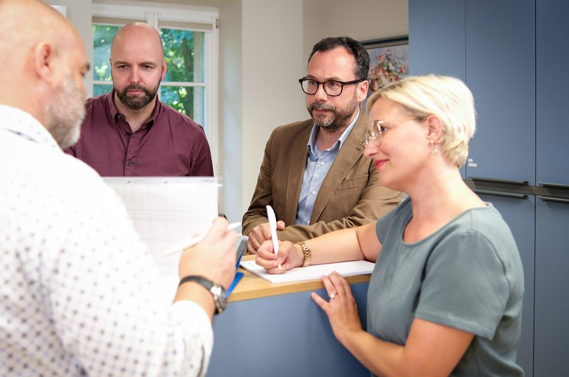 intensiver Gesprächsaustausch zwischen mehreren Personen