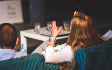 Moralische Panik Artikel #allesdichtmachen: Frau und Mann sitzen auf einer Couch und streiten