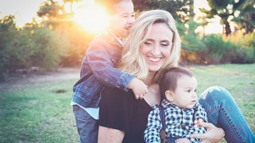 Du bist genug – warum es sich lohnt, seinen Selbstwert zu stärken – Teil 4: Die Säule des sozialen Netzes Depressionen - Mutter mit zwei Kindern auf einer Wiese