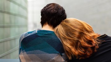 Angststörungen - Zwei Jugendliche, die auf einer Parkbank sitzen und in die Ferne starren