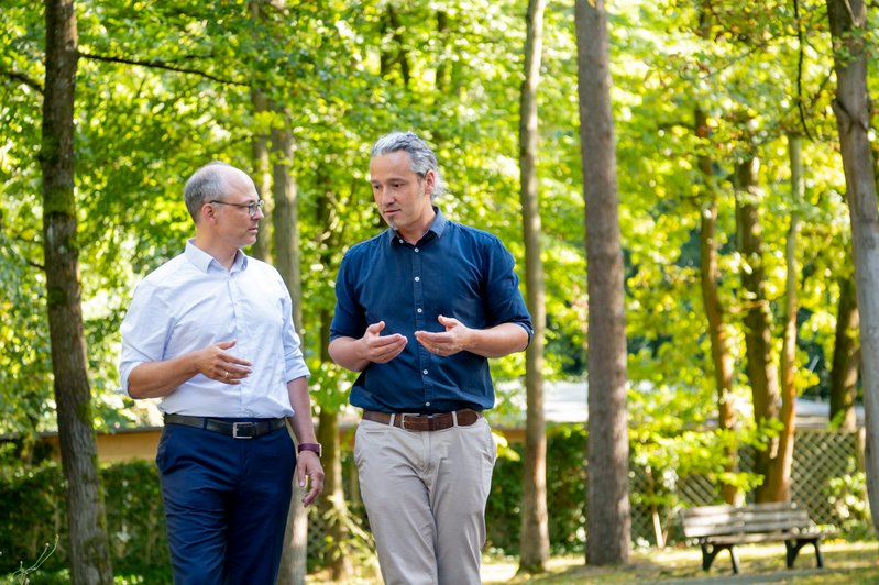 Gespräch zwischen Chefarzt und Patient im Grünen