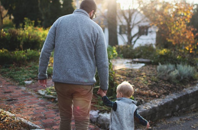 Artikel Sommerurlaub Vater mit Kind