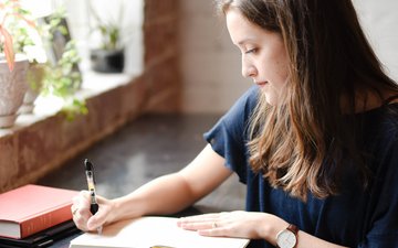 Burnout - Frau mit Stift und Papier