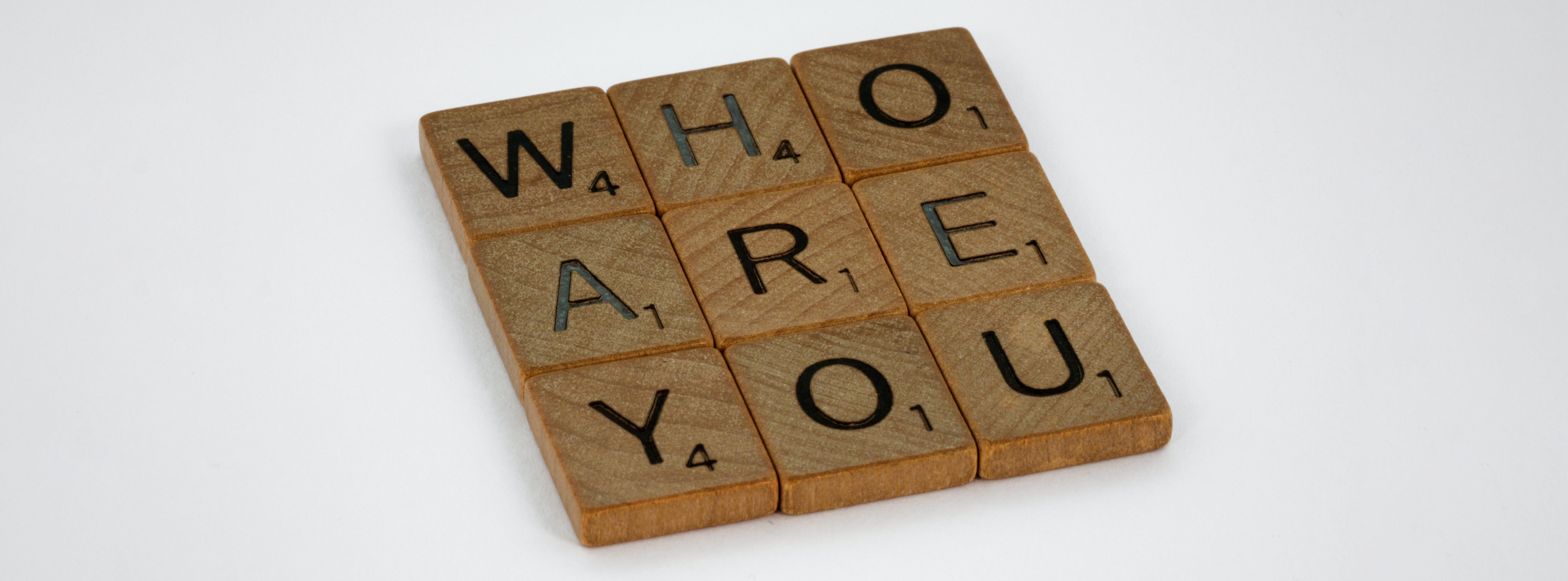 aus Scribble Buchstaben WHO ARE YOU gelegt