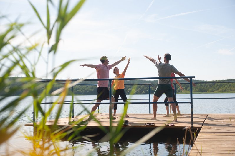 Artikel Migräne: Gruppe bei einer Yogaübung