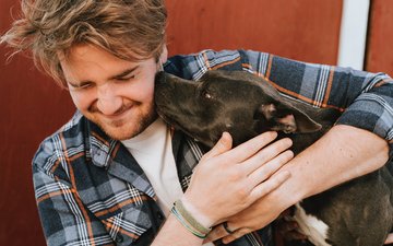 Allergie und Psyche: wie wirken sich Innenwelt und Umwelt aufeinander aus? Artikel Allergie und Psyche: Mann mit Hund