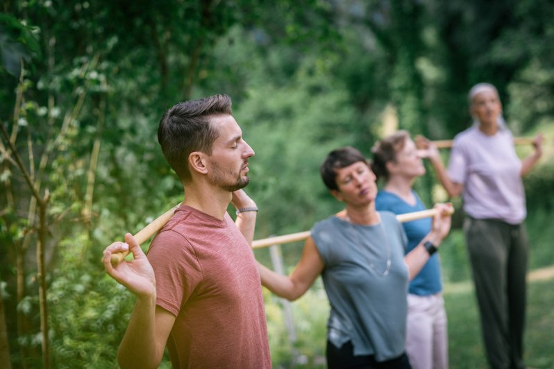 Achtsamkeitsübung im Wald mit mehreren Patienten