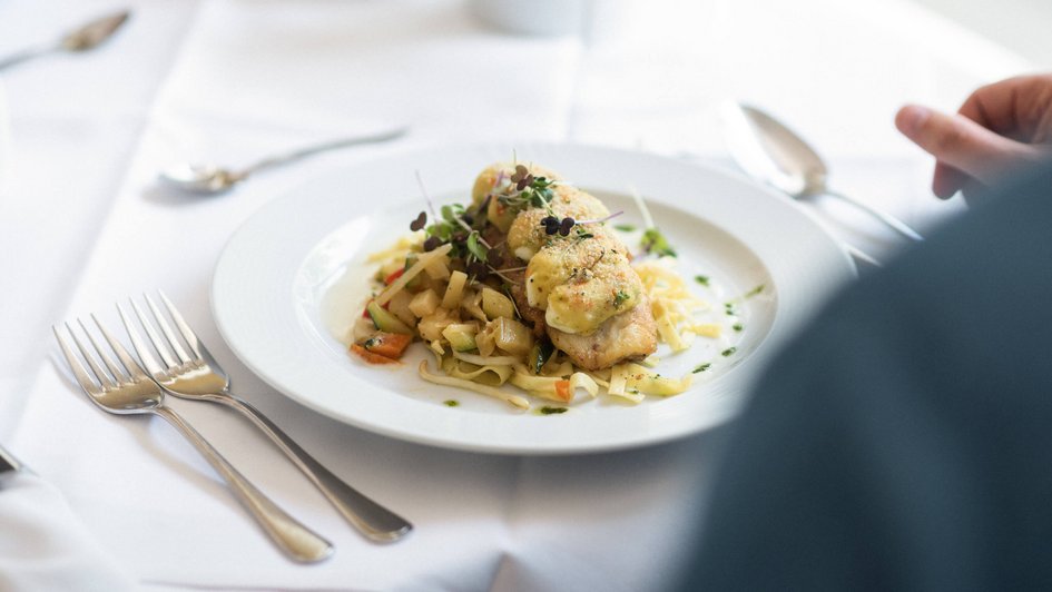 Ernährungskonzept der Fachklinik Schwarzwald  Gedeckter Tisch, auf dem ein Teller mit Essen steht.