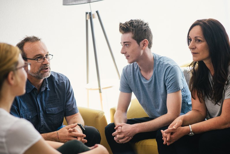 mehrere Personen sprechen miteinander