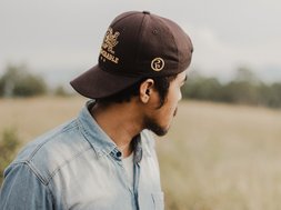 Alkoholverzucht - Mann in blauem Oberteil mit braunem Hut