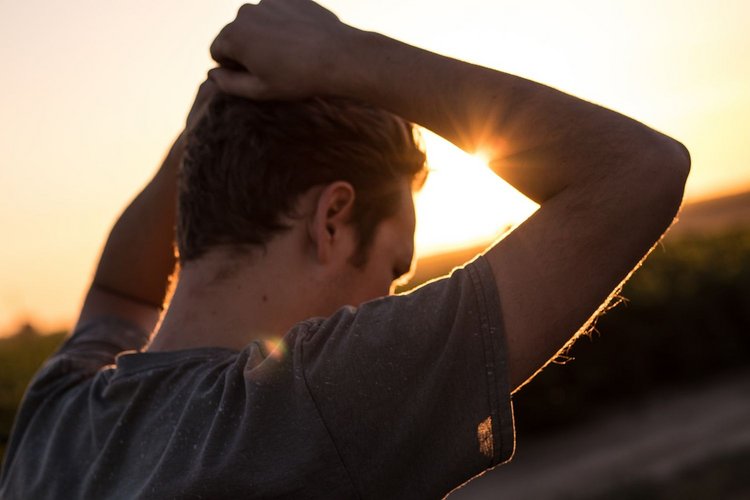 Artikel Bipolare Störung Mann vor Sonne