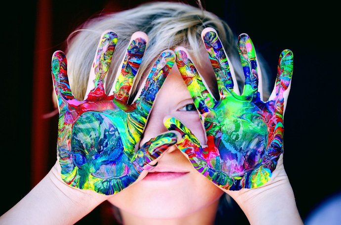 Leben mit Autismus: Über den Alltag, das Umfeld und integrative Ansätze Artikel Autismus Kind mit farbigen Händen