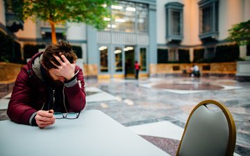 Mit Autogenem Training Stress abbauen Autogenes Training Mann mit Hand vor der Stirn