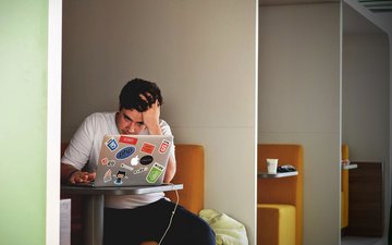 Leistungsdruck & Medikamentenmissbrauch bei Studenten Artikel Medikamentenmissbrauch: Student sitzt verzweifelt am Laptop