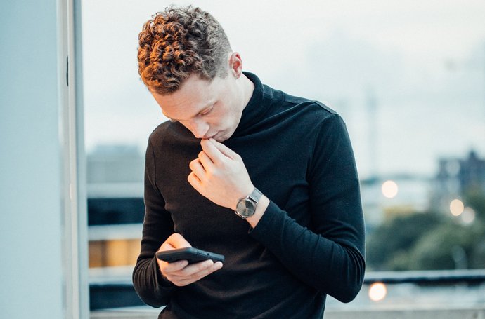 Was ist eine Zwangsstörung? Artikel Zwangsstörung Mann mit Handy in der Hand