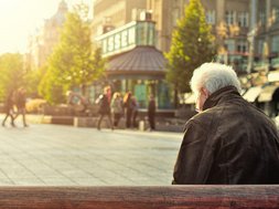 Diabetes und Depression - Alter Mann sitzt auf einer Parkbank