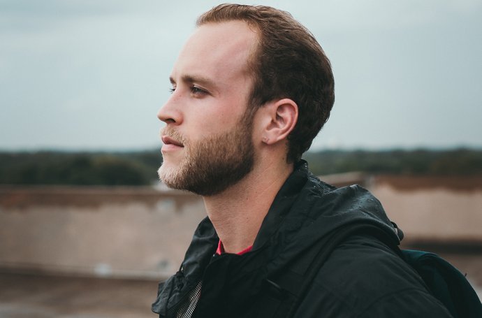 Blogartikel Drunkorexia Mann mit Bart