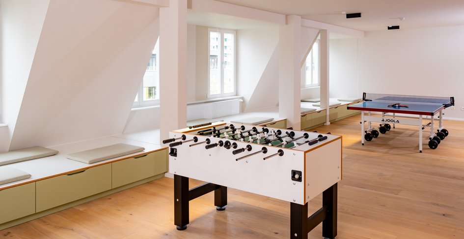 Tischkicker im Vordergrund, Tischtennisplatte im Hintergrund