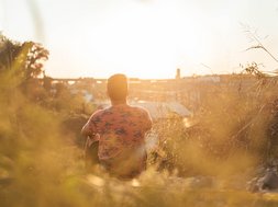Artikel Stressbedingte psychische Störungen Mann in einem Feld