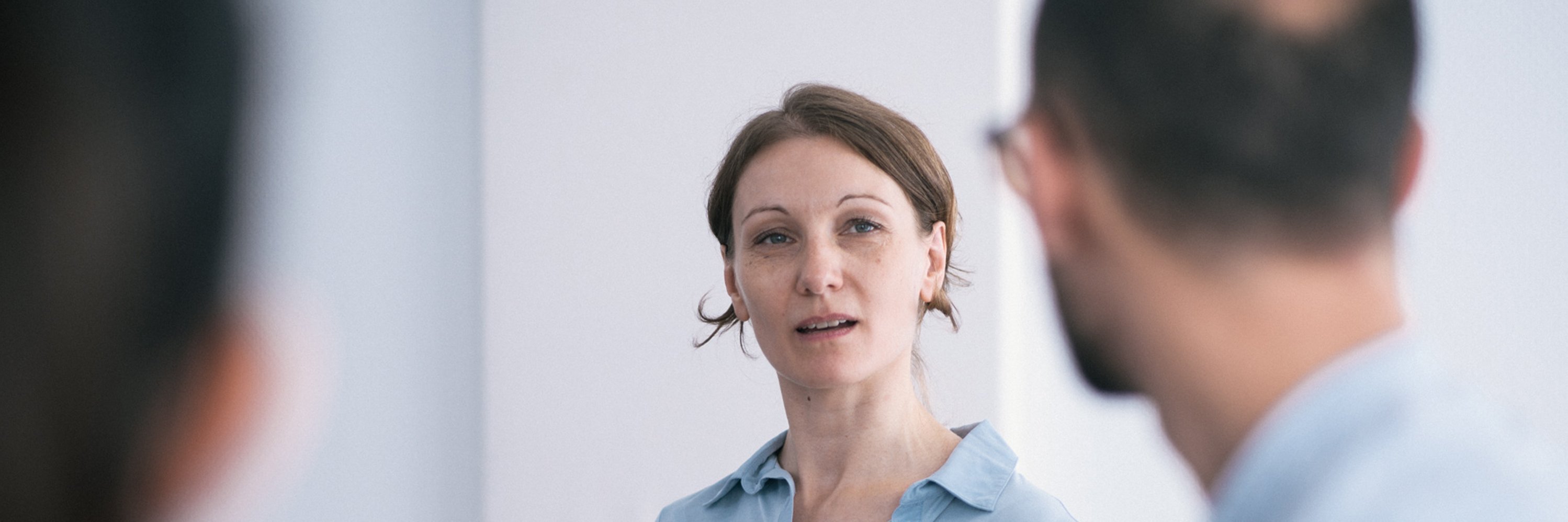 mehrere Personen sitzen zusammen und unterhalten sich