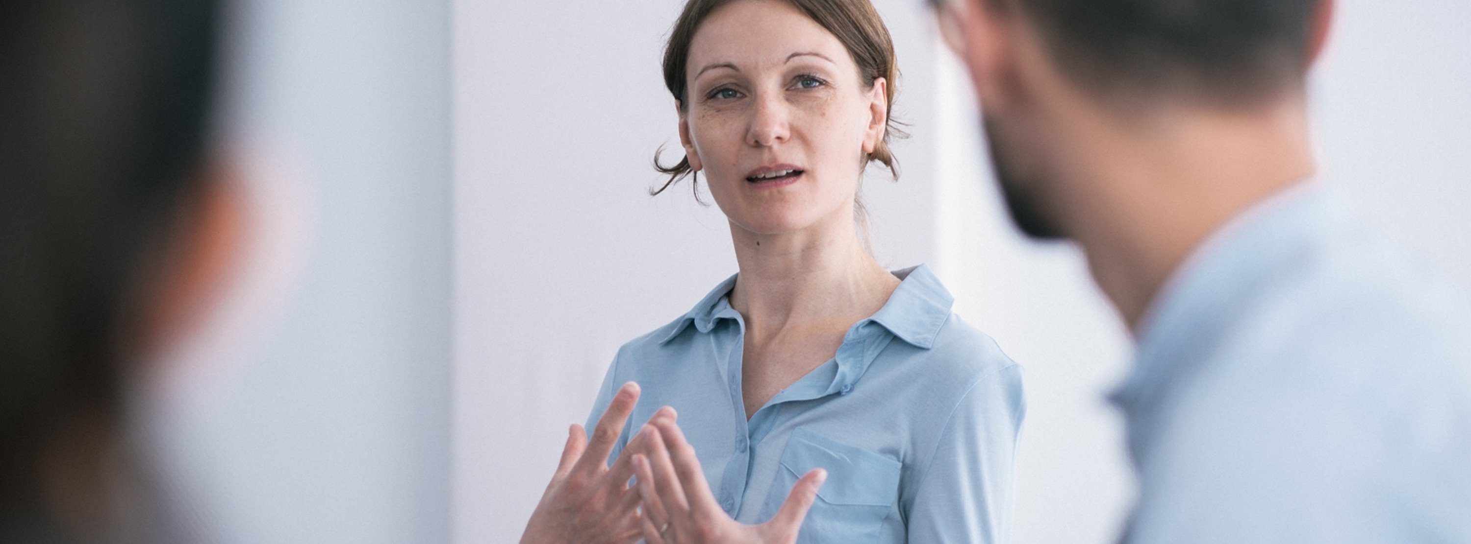 Gesprächspsychotherapie nach Rogers: Patientin im Mittelpunkt mit zwei weiteren Personen