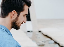 Einsamkeit an Weihnachten: wenn die Festtage krank machen Artikel Weihnachten Mann am Strand