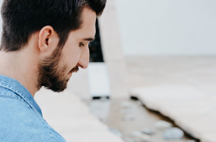 Einsamkeit an Weihnachten: wenn die Festtage krank machen Artikel Weihnachten Mann am Strand
