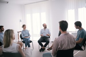 Oberbergselbsthilfegruppen für Angehörige Diskussion in einem Stuhlkreis