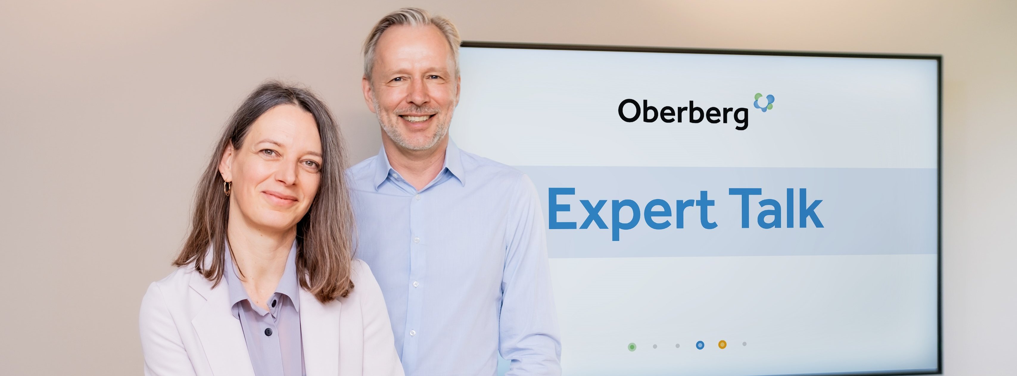 Oberberg Experten vor einem großen Fernseher