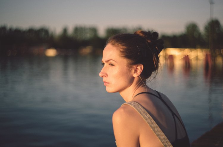 Artikel Folgen von Covid-19, Frau am Wasser