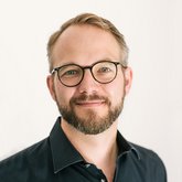 Porträtfoto Dr. Bastian Willenborg – Facharzt für Psychosomatische Medizin und Psychotherapie sowie Facharzt für Psychiatrie und Psychotherapie, Leiter Oberbergklinik Berlin Brandenburg, Chefarzt Oberberg Tagesklinik Berlin