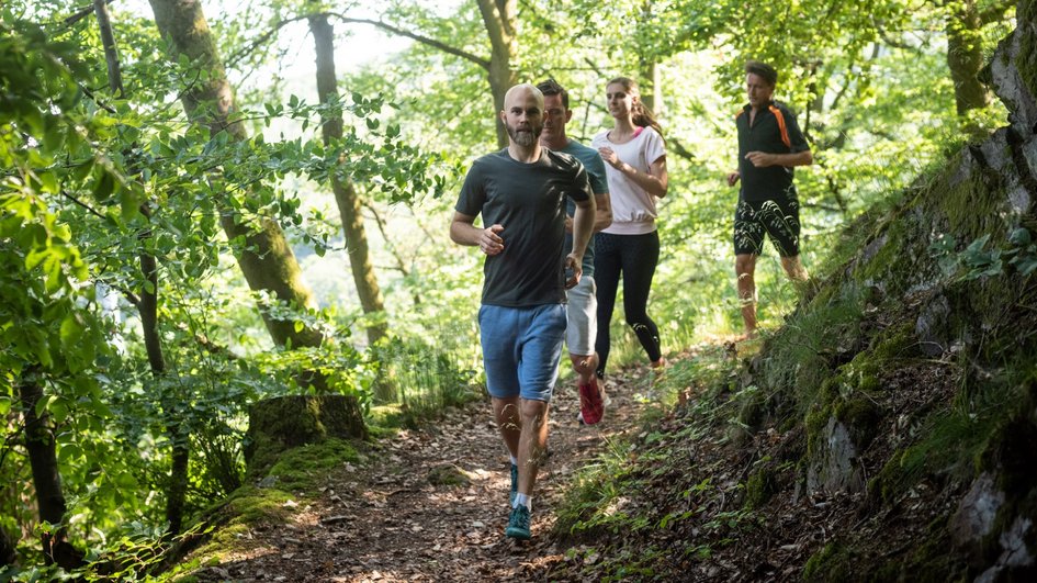 Gruppe an Läufern im Wald