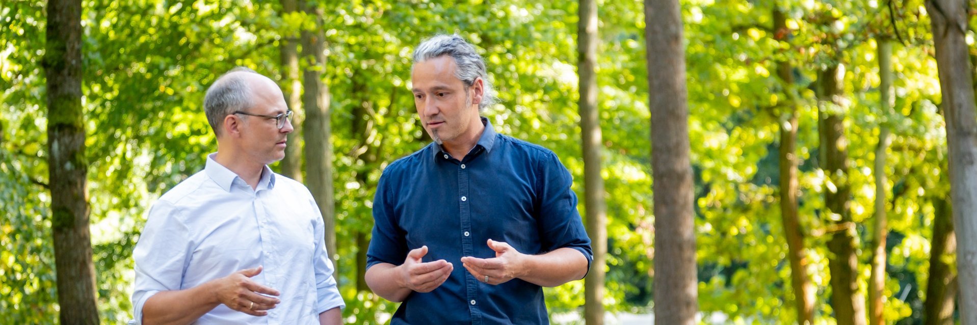 Patient spricht in der Natur mit Therapeuten