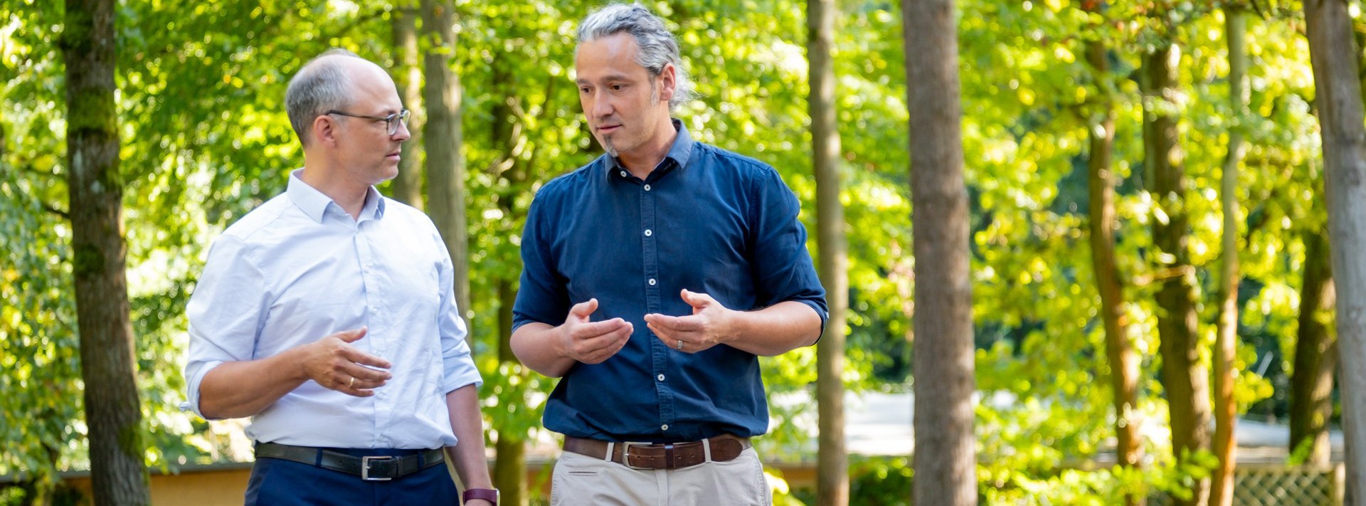 Patient spricht in der Natur mit Therapeuten