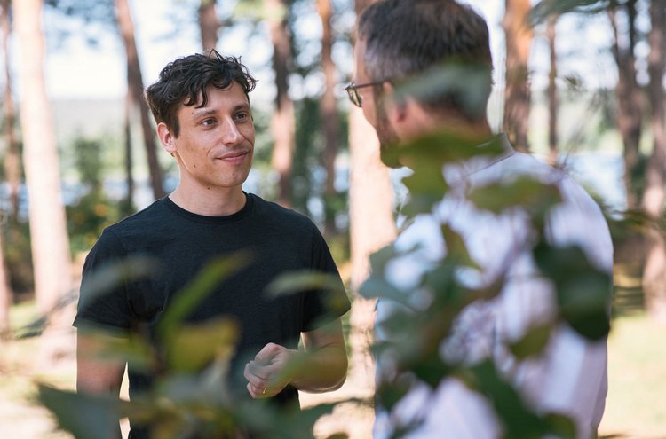 Borderline-Störung mit der richtigen Therapie behandeln Artikel Resilienz: Therapeut und Patient, der lächelt, im Wald