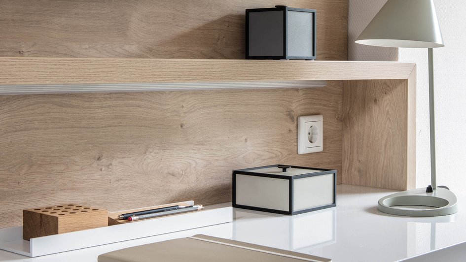 Patientenzimmer Schreibtisch mit Lampe